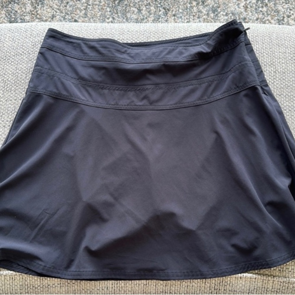 Athleta skort sz 12. In great condition. Lightweight stay dry material.